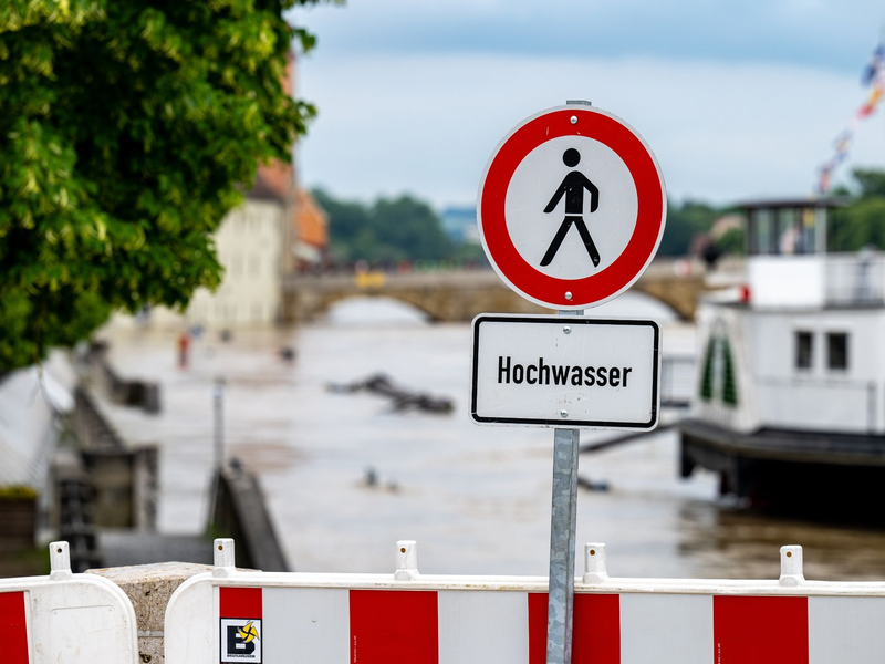 Wo sonst Straßen verlaufen, fließen nun Flüsse. Die Hochwasser in Süddeutschland sind extrem. - Foto: Armin Weigel/dpa