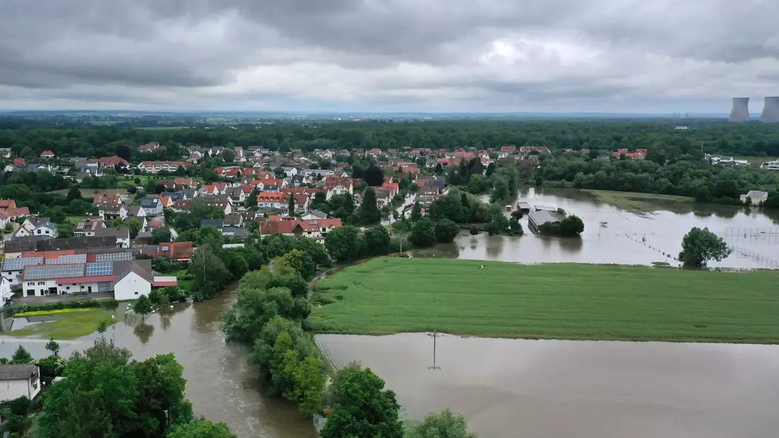 Die starke Strömung brachte das Boot der Rettungskräfte zum Kentern. - Bild: Karl-Josef Hildenbrand/dpa