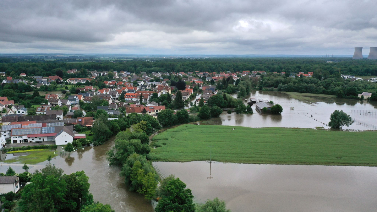 Die starke Strömung brachte das Boot der Rettungskräfte zum Kentern. - Foto: Karl-Josef Hildenbrand/dpa