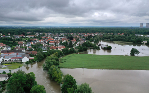 Die starke Strömung brachte das Boot der Rettungskräfte zum Kentern. - Foto: Karl-Josef Hildenbrand/dpa