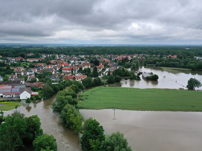 Die starke Strömung brachte das Boot der Rettungskräfte zum Kentern. - Foto: Karl-Josef Hildenbrand/dpa