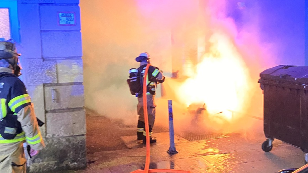 FW Stuttgart: Brennende Müllcontainer an Hauswand gelöscht - Foto: presseportal.de