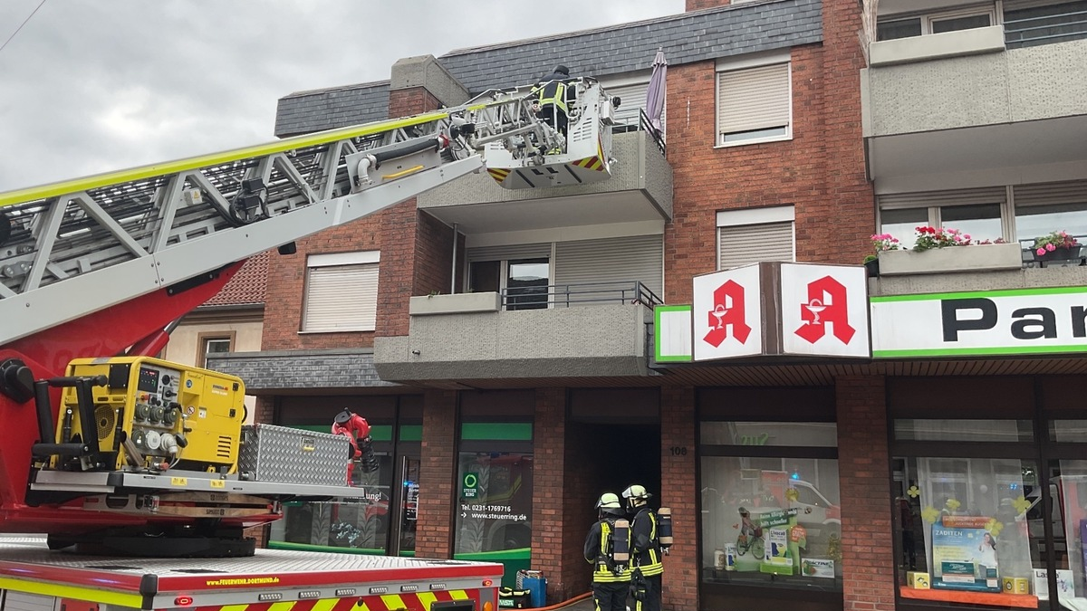 FW-DO: Rauchentwicklung in Mehrfamilienhaus in Dortmund Wambel - Mehrere Personen über Drehleiter gerettet - Foto: presseportal.de