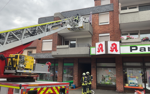 FW-DO: Rauchentwicklung in Mehrfamilienhaus in Dortmund Wambel - Mehrere Personen über Drehleiter gerettet - Foto: presseportal.de