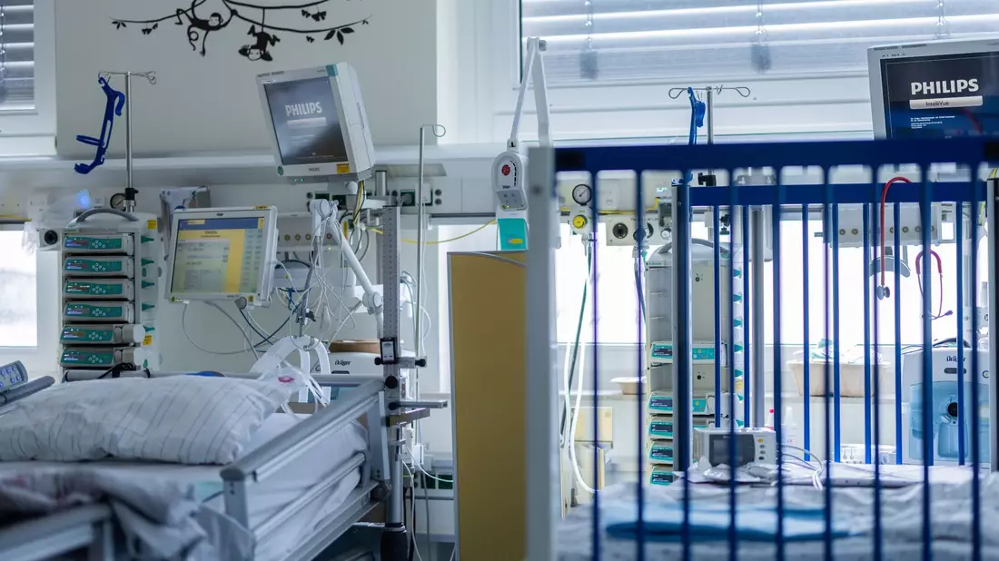 Die Lage an vielen Kinderkliniken ist Experten zufolge kritisch: Ärztemangel, Fachkräftemangel, Geldmangel und der Abbau von Betten setzen die Einrichtungen zunehmend unter Druck. - Bild: Rolf Vennenbernd/dpa