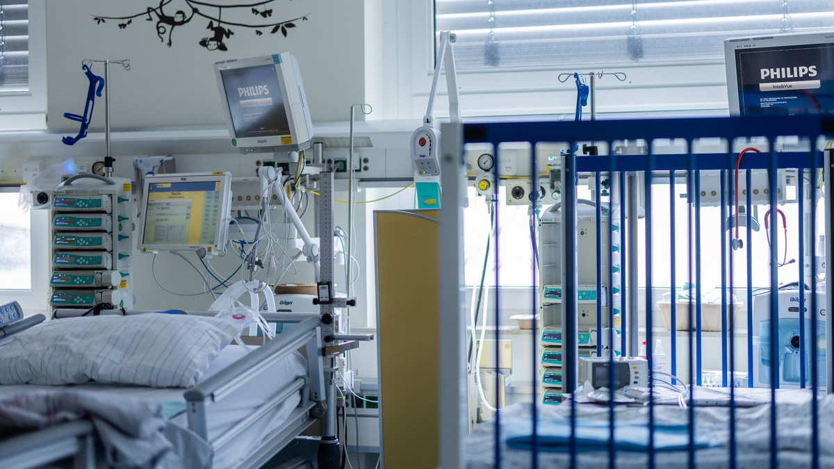 Die Lage an vielen Kinderkliniken ist Experten zufolge kritisch: Ärztemangel, Fachkräftemangel, Geldmangel und der Abbau von Betten setzen die Einrichtungen zunehmend unter Druck. - Foto: Rolf Vennenbernd/dpa