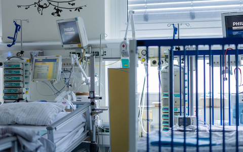 Die Lage an vielen Kinderkliniken ist Experten zufolge kritisch: Ärztemangel, Fachkräftemangel, Geldmangel und der Abbau von Betten setzen die Einrichtungen zunehmend unter Druck. - Foto: Rolf Vennenbernd/dpa Die Lage an vielen Kinderkliniken ist Experten zufolge kritisch: Ärztemangel, Fachkräftemangel, Geldmangel und der Abbau von Betten setzen die Einrichtungen zunehmend unter Druck. - Foto: Rolf Vennenbernd/dpa