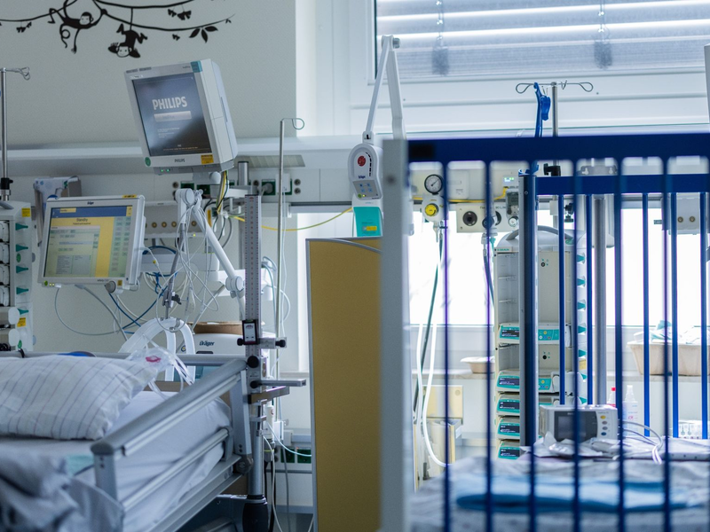 Die Lage an vielen Kinderkliniken ist Experten zufolge kritisch: Ärztemangel, Fachkräftemangel, Geldmangel und der Abbau von Betten setzen die Einrichtungen zunehmend unter Druck. - Foto: Rolf Vennenbernd/dpa