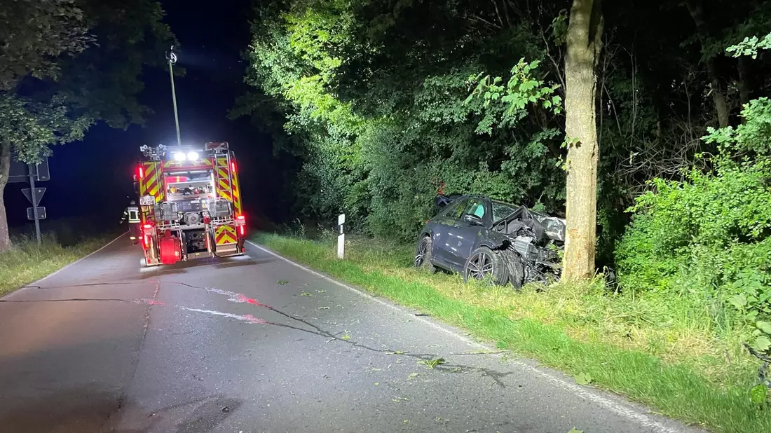 FF Bad Salzuflen: Feuerwehr sucht Mercedesfahrer nach schwerem Unfall in Bad Salzuflen / Rund 40 Kräfte sind am frühen Dienstagmorgen auf der Sylbacher Straße im Einsatz - Bild: presseportal.de