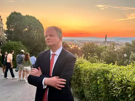 Eike Schmidt ist Kunsthistoriker aus Deutschland und Mitte-Rechts-Kandidat um das Amt des Bürgermeisters in Florenz. - Foto: Christoph Sator/dpa