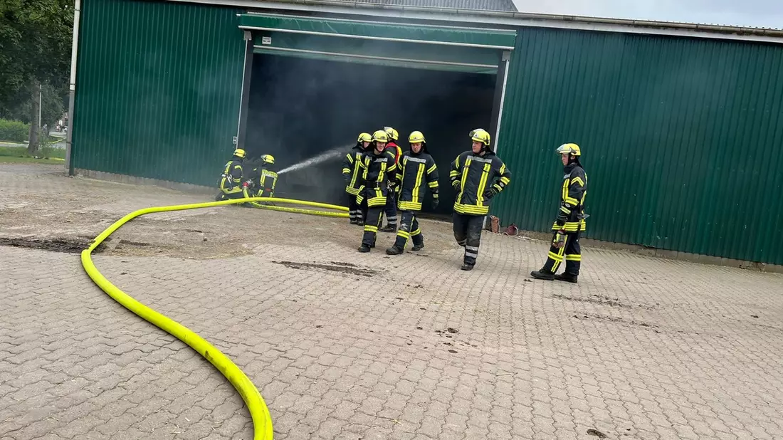 POL-STD: Feuer auf landwirtschaftlichem Anwesen in Assel - 60 Tiere gerettet - hoher Sachschaden entstanden, Tageswohnungseinbrecher in Engelschoff, Geräteschuppen an Stader Schule aufgebrochen - Bild: presseportal.de