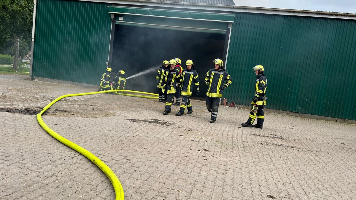POL-STD: Feuer auf landwirtschaftlichem Anwesen in Assel - 60 Tiere gerettet - hoher Sachschaden entstanden, Tageswohnungseinbrecher in Engelschoff, Geräteschuppen an Stader Schule aufgebrochen - Foto: presseportal.de