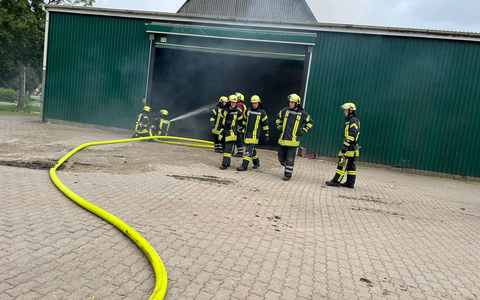POL-STD: Feuer auf landwirtschaftlichem Anwesen in Assel - 60 Tiere gerettet - hoher Sachschaden entstanden, Tageswohnungseinbrecher in Engelschoff, Geräteschuppen an Stader Schule aufgebrochen - Foto: presseportal.de