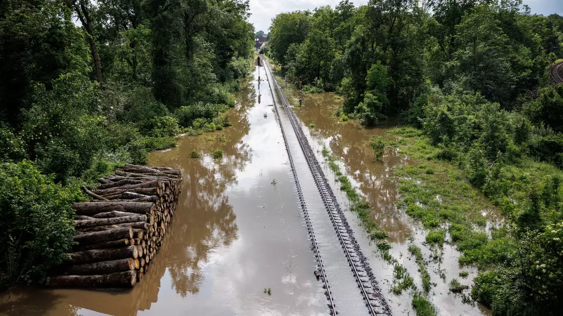 Eine Bahntrasse nahe der Donaubrücke im bayerischen Günzburg ist überflutet. - Bild: Matthias Balk/dpa