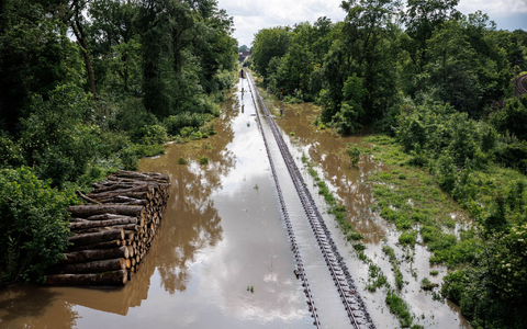 Eine Bahntrasse nahe der DonaubrĂŒcke im bayerischen GĂŒnzburg ist ĂŒberflutet. - Foto: Matthias Balk/dpa Eine Bahntrasse nahe der DonaubrĂŒcke im bayerischen GĂŒnzburg ist ĂŒberflutet. - Foto: Matthias Balk/dpa