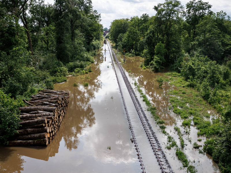 Eine Bahntrasse nahe der Donaubrücke im bayerischen Günzburg ist überflutet. - Foto: Matthias Balk/dpa