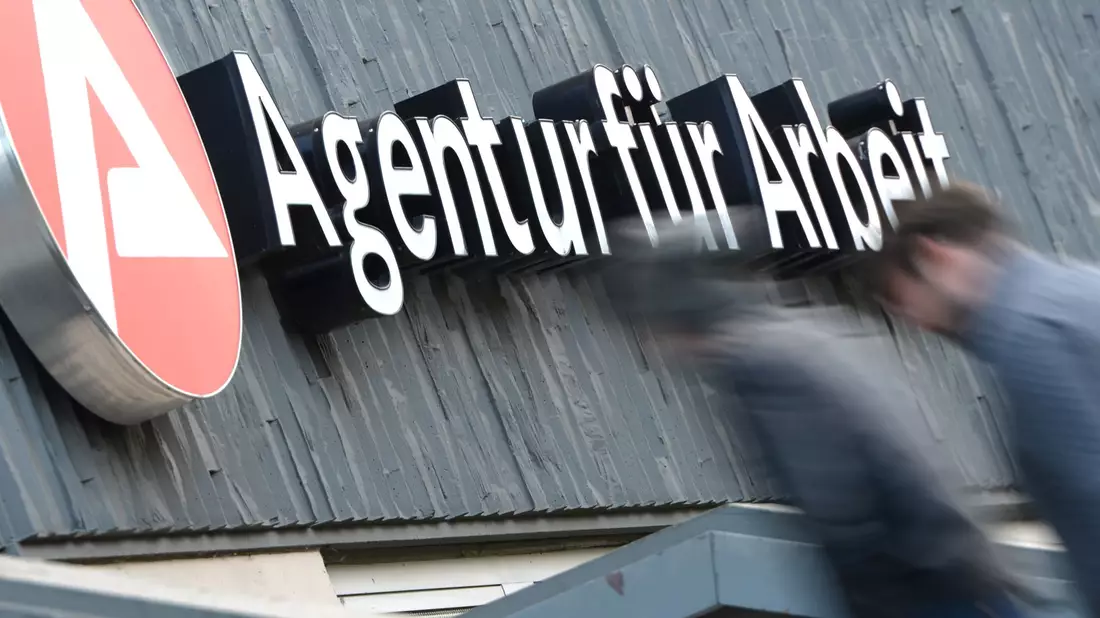Strukturelle Probleme belasten den Arbeitsmarkt zunehmend.  - Bild: Arne Dedert/dpa