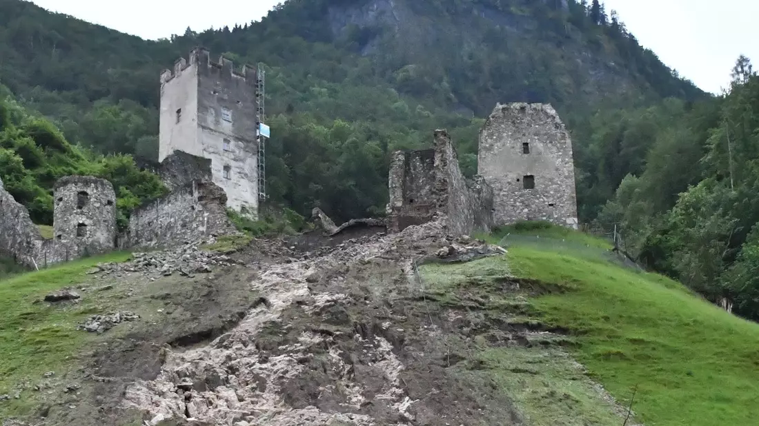 Teile der Burgruine Falkenstein im oberbayerischen Flintsbach sind nach heftigen Regenfällen abgerutscht. - Bild: David Pichler/dpa