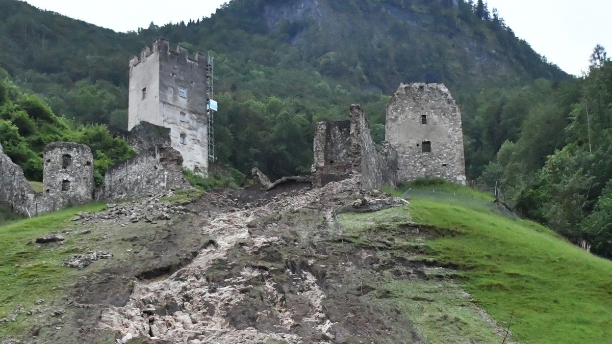 Teile der Burgruine Falkenstein im oberbayerischen Flintsbach sind nach heftigen Regenfällen abgerutscht. - Foto: David Pichler/dpa
