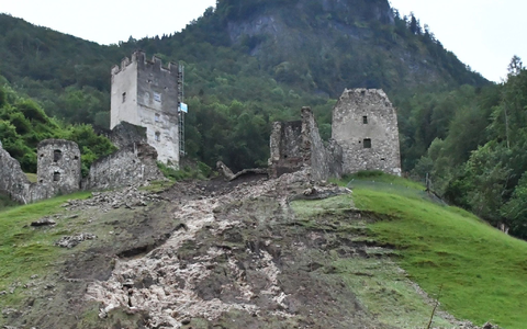 Teile der Burgruine Falkenstein im oberbayerischen Flintsbach sind nach heftigen Regenfällen abgerutscht. - Foto: David Pichler/dpa