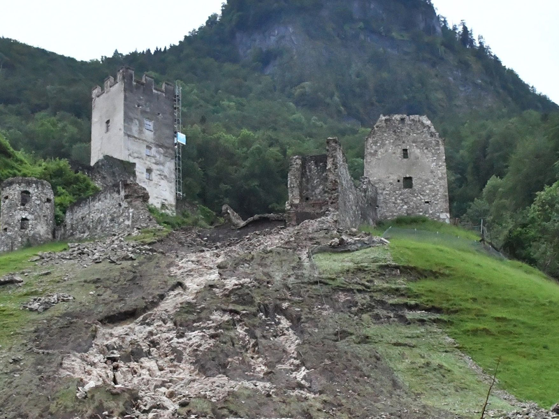 Teile der Burgruine Falkenstein im oberbayerischen Flintsbach sind nach heftigen Regenfällen abgerutscht. - Foto: David Pichler/dpa