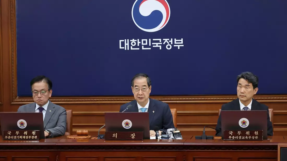Südkoreas Premierminister Han Duck-soo spricht während einer Kabinettssitzung im Regierungskomplex in Seoul. - Bild: Choi Jae-gu/Yonhap via AP/dpa