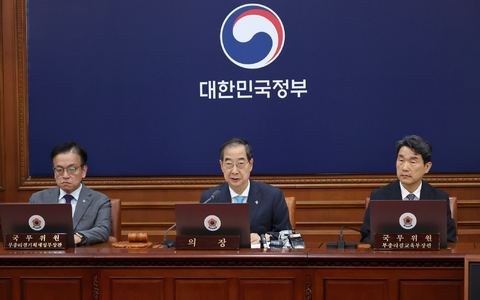 Südkoreas Premierminister Han Duck-soo spricht während einer Kabinettssitzung im Regierungskomplex in Seoul. - Foto: Choi Jae-gu/Yonhap via AP/dpa