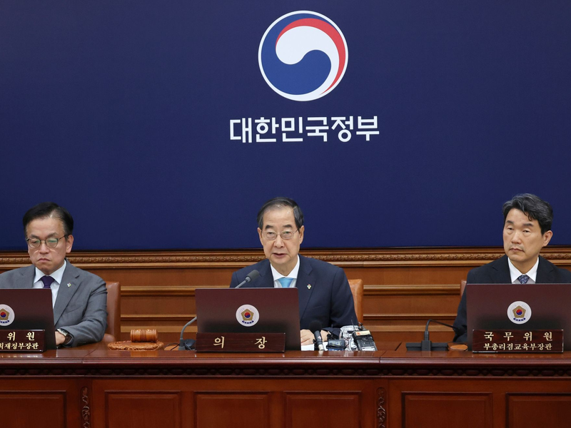 Südkoreas Premierminister Han Duck-soo spricht während einer Kabinettssitzung im Regierungskomplex in Seoul. - Foto: Choi Jae-gu/Yonhap via AP/dpa