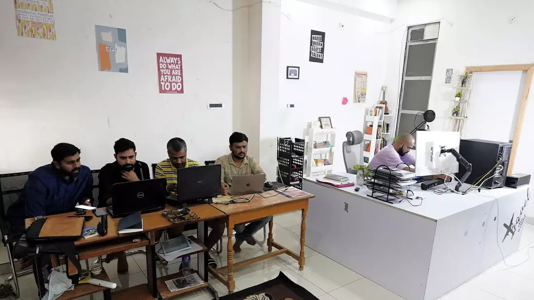 Das Team von Polymath Synthetic Media Solutions arbeitet in seinem Büro an Deepfakes für den Wahlkampf in Indien. - Bild: Himanshu Sharma/dpa