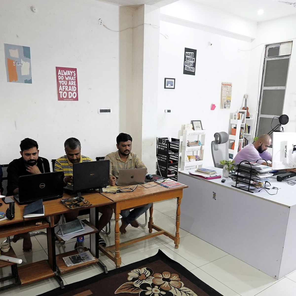 Das Team von Polymath Synthetic Media Solutions arbeitet in seinem Büro an Deepfakes für den Wahlkampf in Indien. - Foto: Himanshu Sharma/dpa