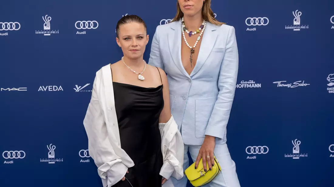 Jasna Fritzi Bauer (l) und Katharina Zorn bei der Verleihung des Deutschen Schauspielpreises 2022. - Bild: Monika Skolimowska/dpa