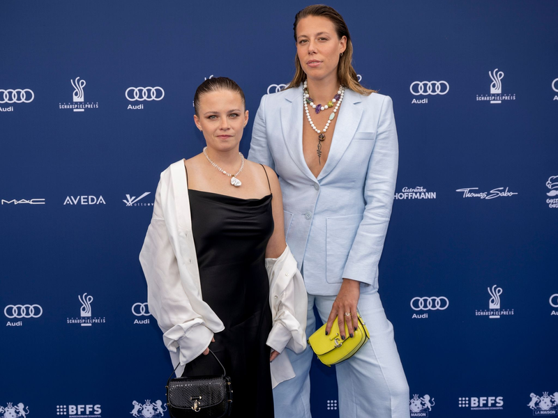 Jasna Fritzi Bauer (l) und Katharina Zorn bei der Verleihung des Deutschen Schauspielpreises 2022. - Foto: Monika Skolimowska/dpa
