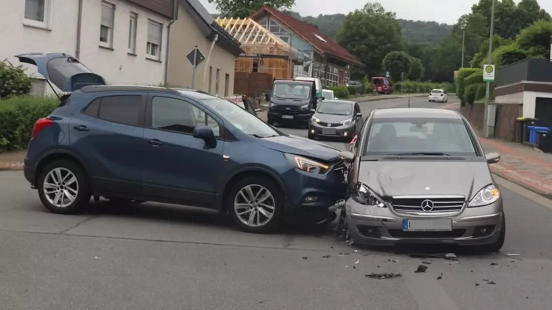 POL-HX: Pkw missachtet die Vorfahrt und es kommt zur Kollision - eine Person verletzt - Bild: presseportal.de