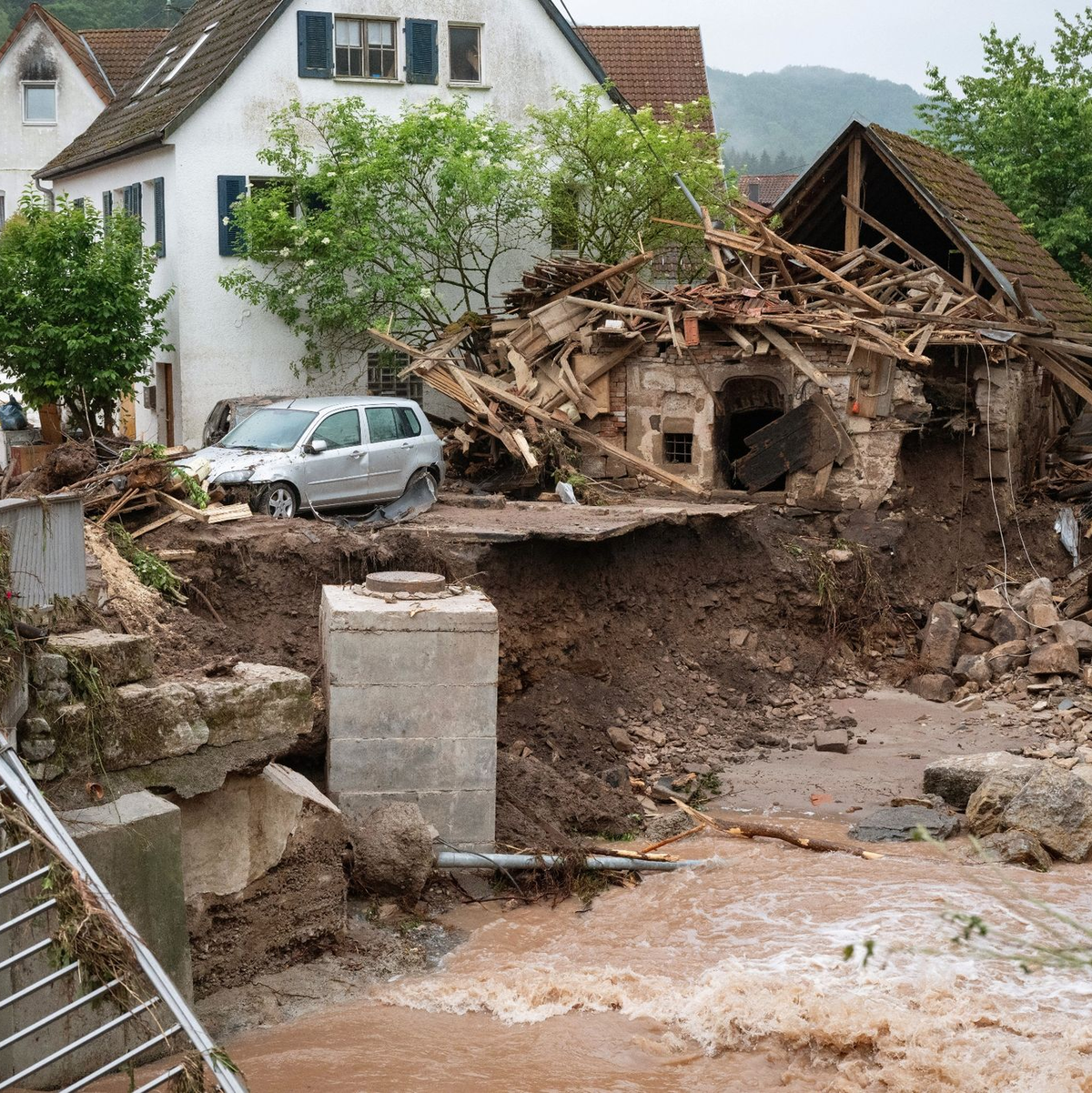 Blick auf ein durch Hochwasser zerstörtes Gebäude an der Wieslauf. - Foto: Marijan Murat/dpa