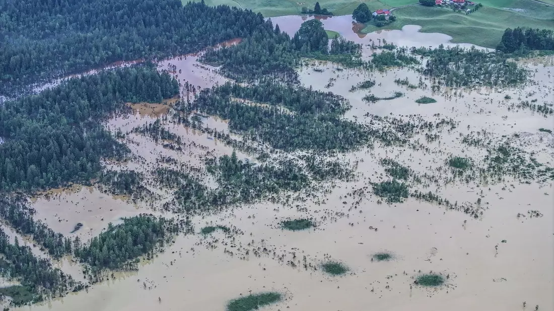Im Bereich Taufach und Fetzachmoos sind Teile der Landschaft überschwemmt (Aufnahme mit einer Drohne). - Bild: Jason Tschepljakow/dpa