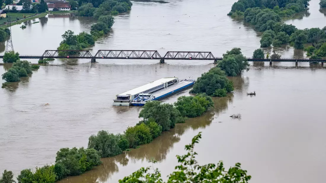 Zwei Schiffe liegen im Hochwasser der Donau. - Bild: Armin Weigel/dpa