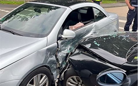 POL-ME: Drei Leichtverletzte und hoher Sachschaden nach Verkehrsunfall - Hilden - 2406011 - Foto: presseportal.de