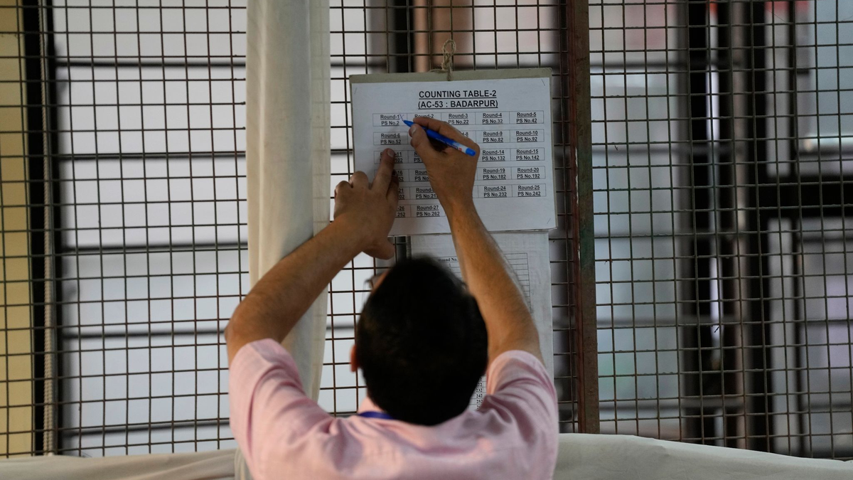 Der indische Premierminister Narendra Modi begrüßt seine Anhänger bei der Ankunft in der Zentrale der Bharatiya Janata Party (BJP). - Foto: Manish Swarup/AP/dpa