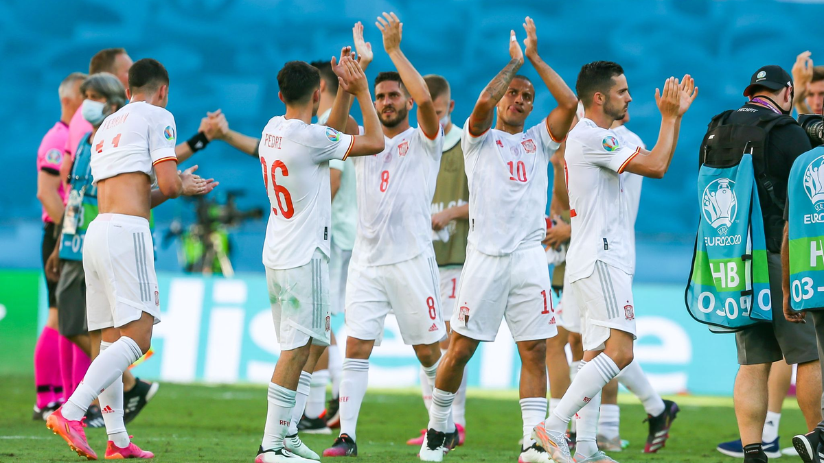 Spaniens Spieler jubeln nach der Partie gegen die Slowakei. - Foto: Cezaro De Luca/dpa