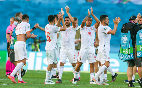 Spaniens Spieler jubeln nach der Partie gegen die Slowakei. - Foto: Cezaro De Luca/dpa