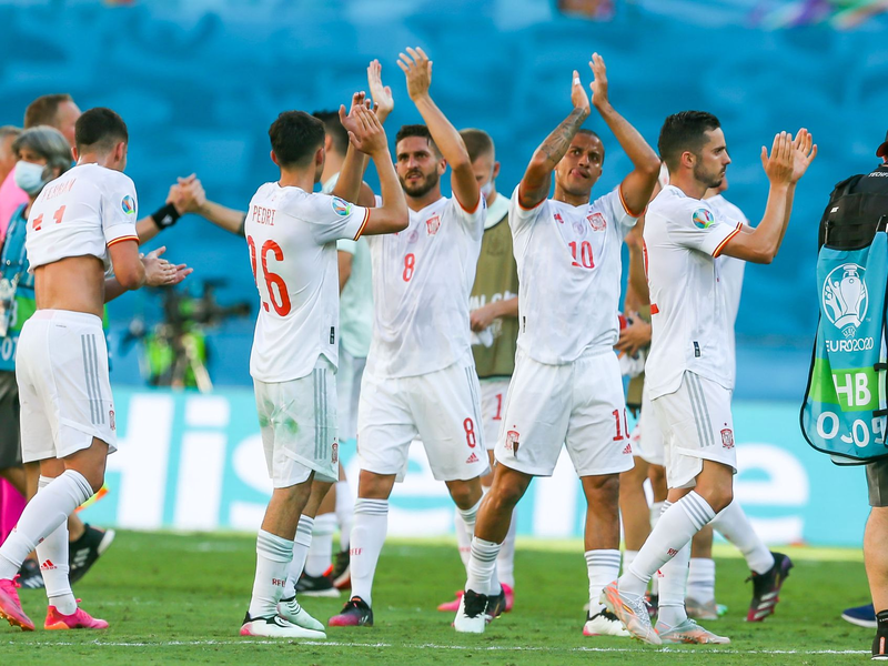 Spaniens Spieler jubeln nach der Partie gegen die Slowakei. - Foto: Cezaro De Luca/dpa