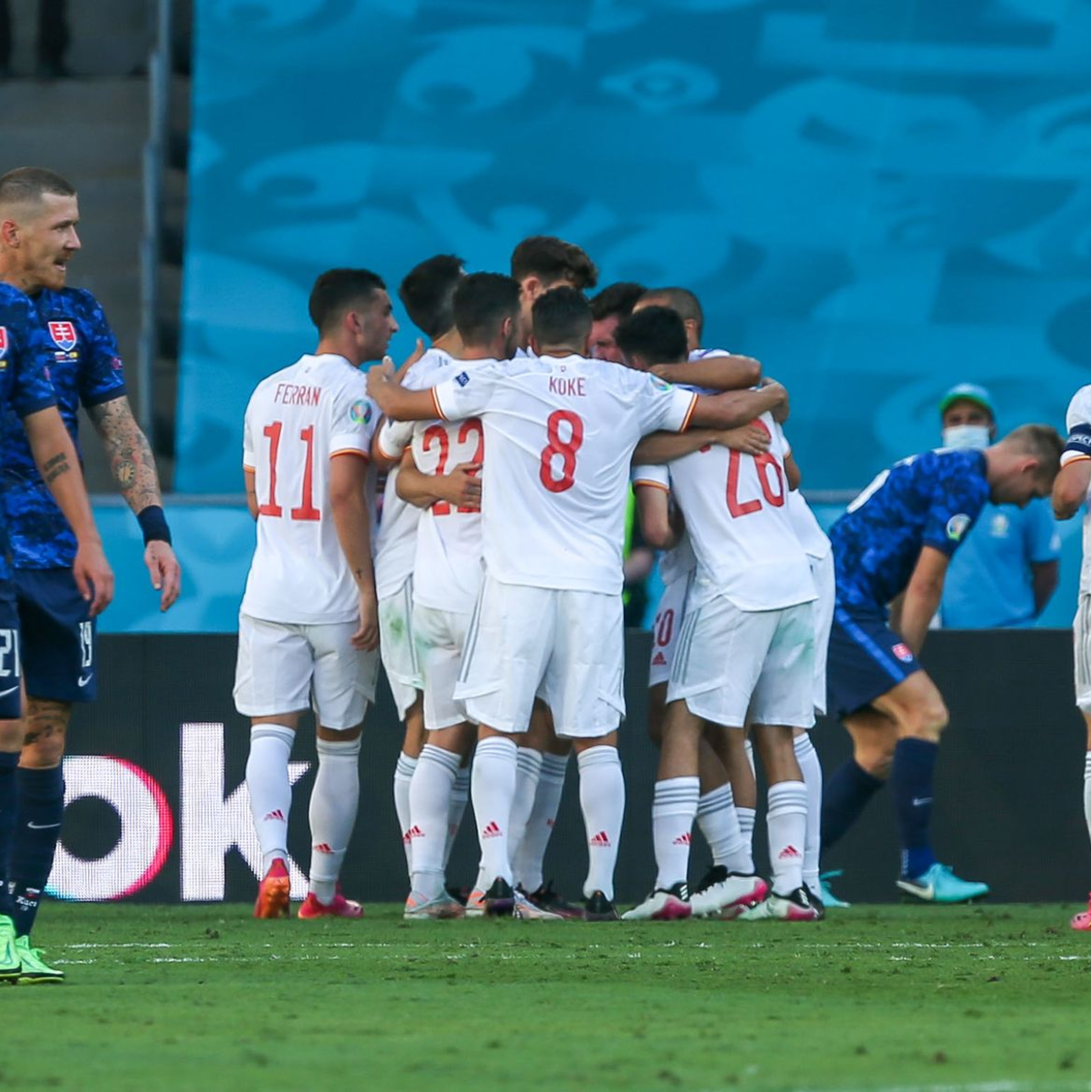 Spaniens Spieler jubeln nach einem Tor. - Foto: Cezaro De Luca/dpa