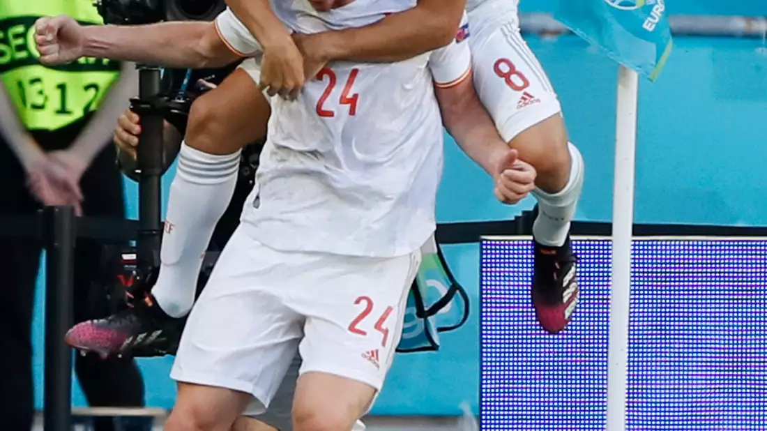 Spaniens Aymeric Laporte (l) feiert nach dem zweiten Tor seiner Mannschaft. - Bild: Jose Manuel Vidal/EPA Pool/AP/dpa