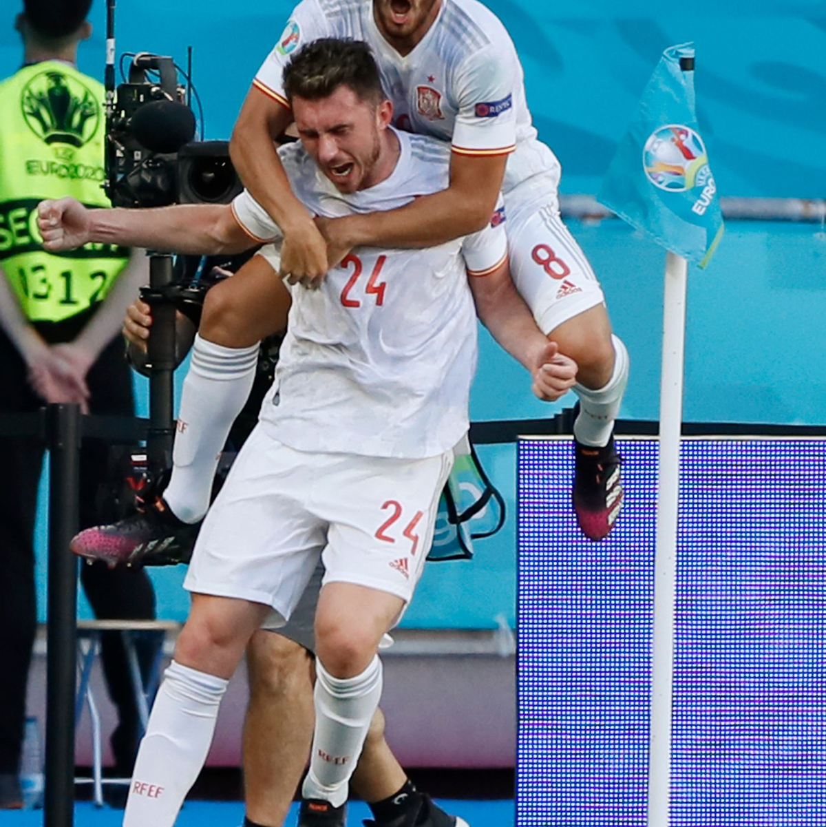 Spaniens Aymeric Laporte (l) feiert nach dem zweiten Tor seiner Mannschaft. - Foto: Jose Manuel Vidal/EPA Pool/AP/dpa