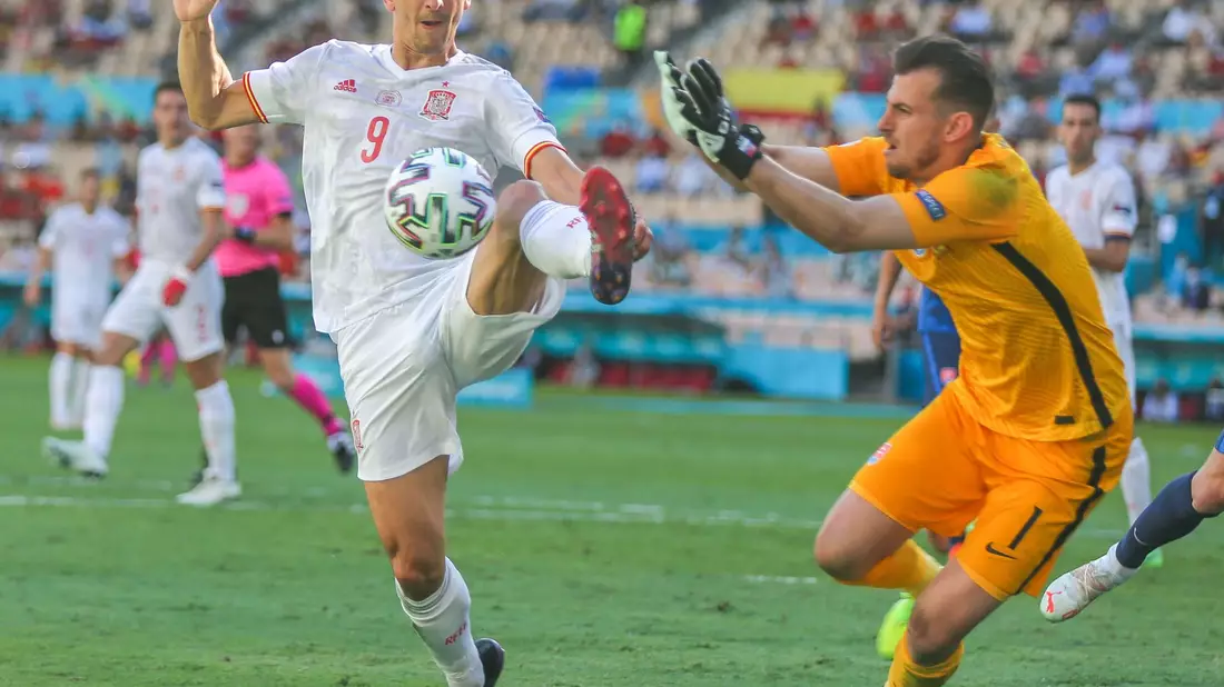 Zieht mit Spanien in das Achtelfinale ein: Gerard Moreno (l). - Bild: Cezaro De Luca/dpa