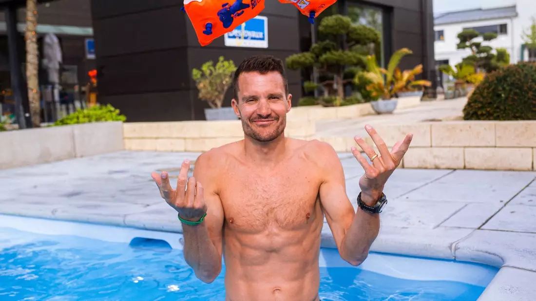 Pool-School, Desjoyaux und Olympia-Sieger Jan Frodeno bringen Kindern das Schwimmen bei - Bild: presseportal.de
