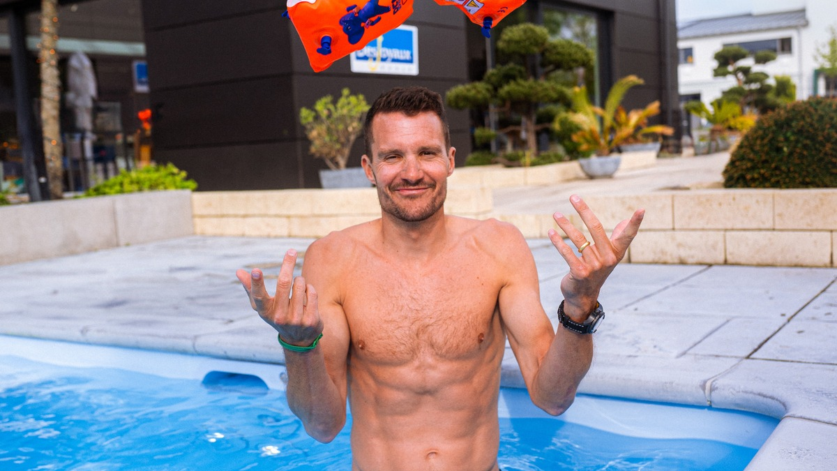 Pool-School, Desjoyaux und Olympia-Sieger Jan Frodeno bringen Kindern das Schwimmen bei - Foto: presseportal.de