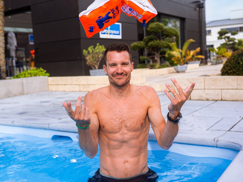Pool-School, Desjoyaux und Olympia-Sieger Jan Frodeno bringen Kindern das Schwimmen bei - Foto: presseportal.de