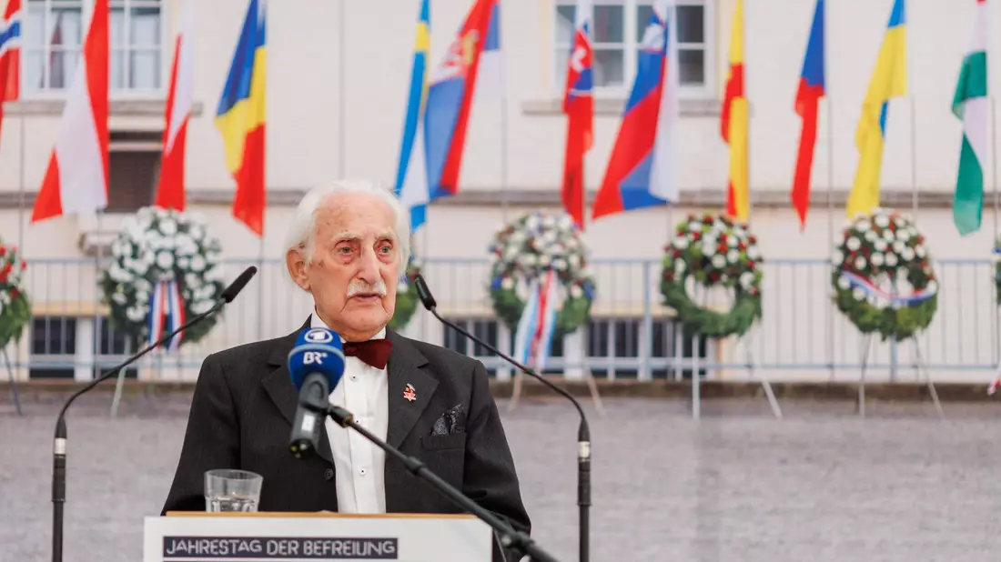 Leon Weintraub hat den Holocaust überlebt und ist nun einer der Unterzeichner eines offenen Briefes vor der Europawahl. - Bild: Daniel Karmann/dpa