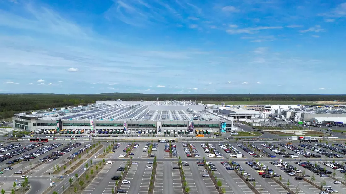 Der Parkplatz vor dem Haupteingang zum Tesla-Werk. - Bild: Soeren Stache/dpa